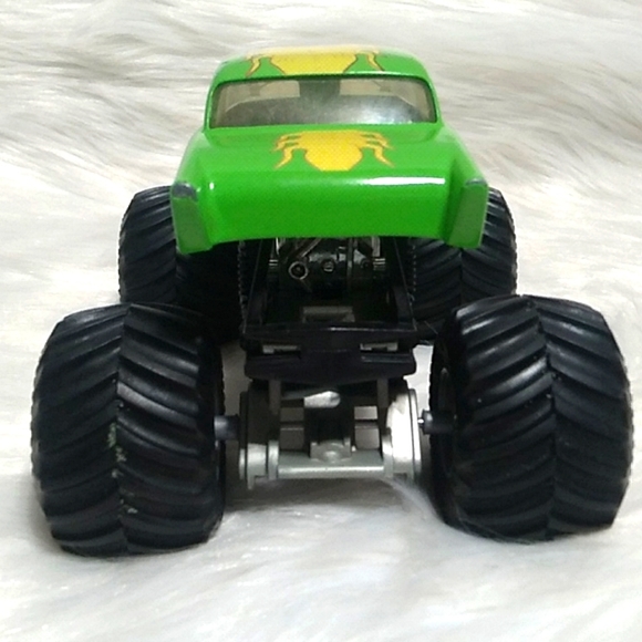 Monster Jam Avenger Hot Wheels Monster Truck Scale 1/24 Lucas Oil Products - Picture 9 of 14